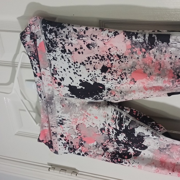 Fabletic Gisela Capri Leggings With See-Through Fabric In Lower Back - Picture 3 of 4